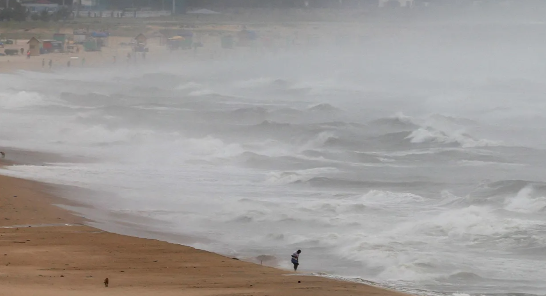 தமிழ்நாட்டை தாக்கிய டித்வா புயல் - மூவர் மரணம்