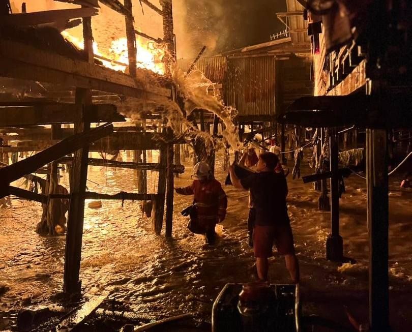 斗湖30间水上屋烧毁 消拯局午夜成功灭火