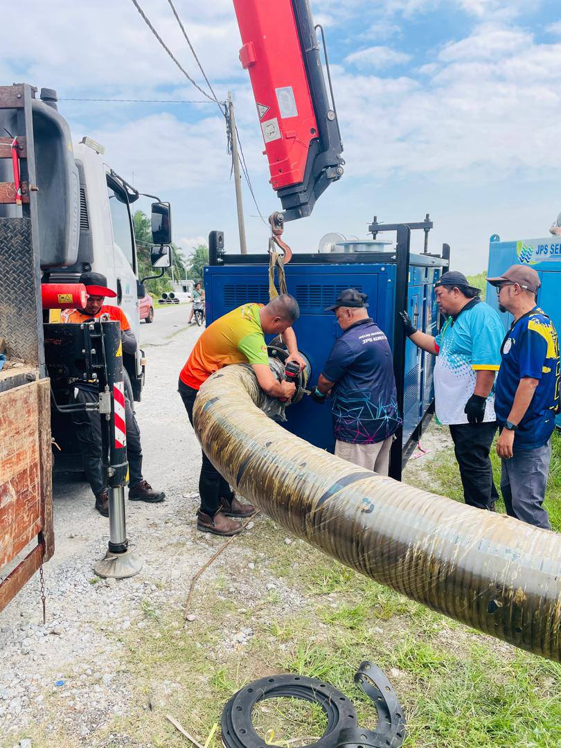 JPS Kuala Langat pasang pam percepat aliran air susulan hujan lebat berterusan
