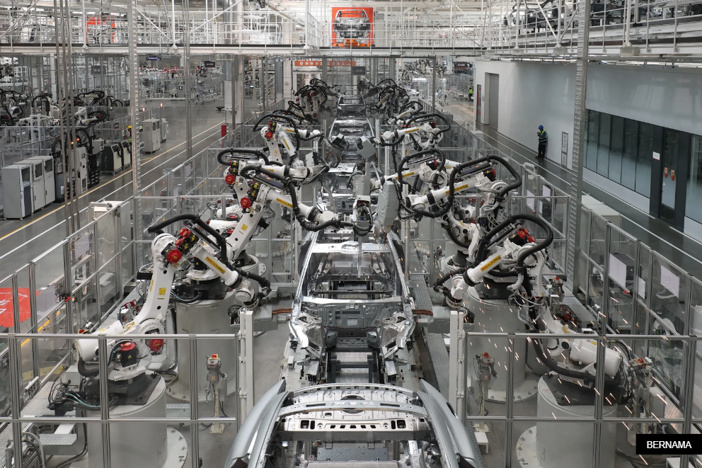 极速与智能：小米SU7 Ultra工厂赛道震撼实测