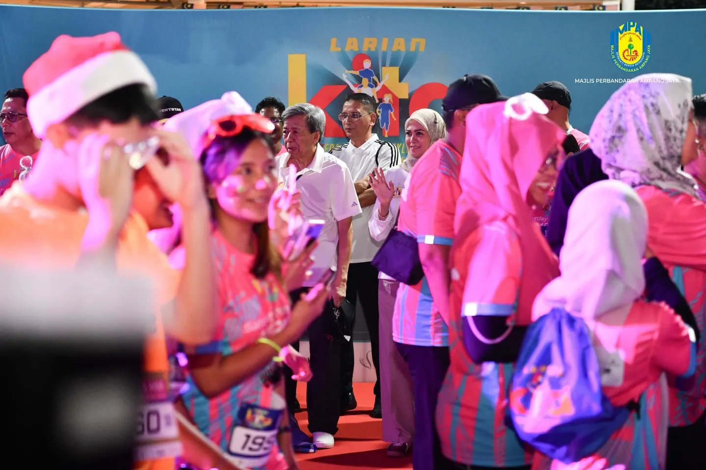 雪州苏丹伉俪为安邦星期交夜跑挥旗