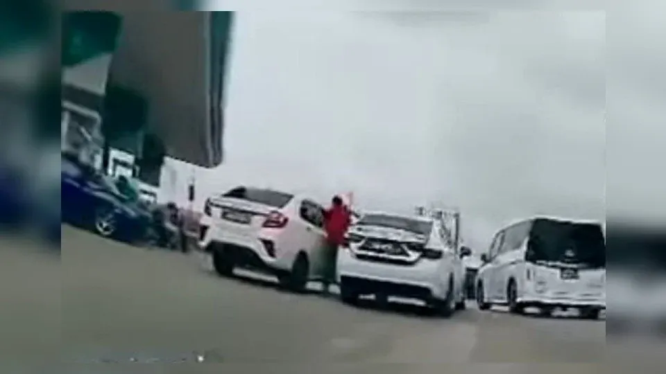 Salah faham di jalan raya, pemandu e-hailing dipukul dengan pengunci stereng