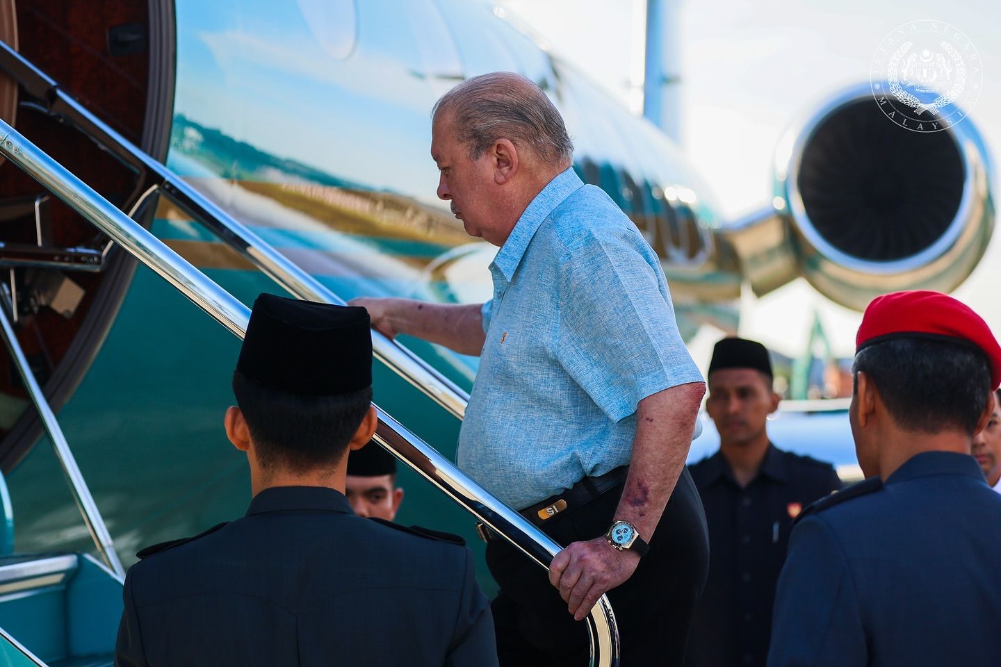 元首应阿联酋总统特别邀请启程访问