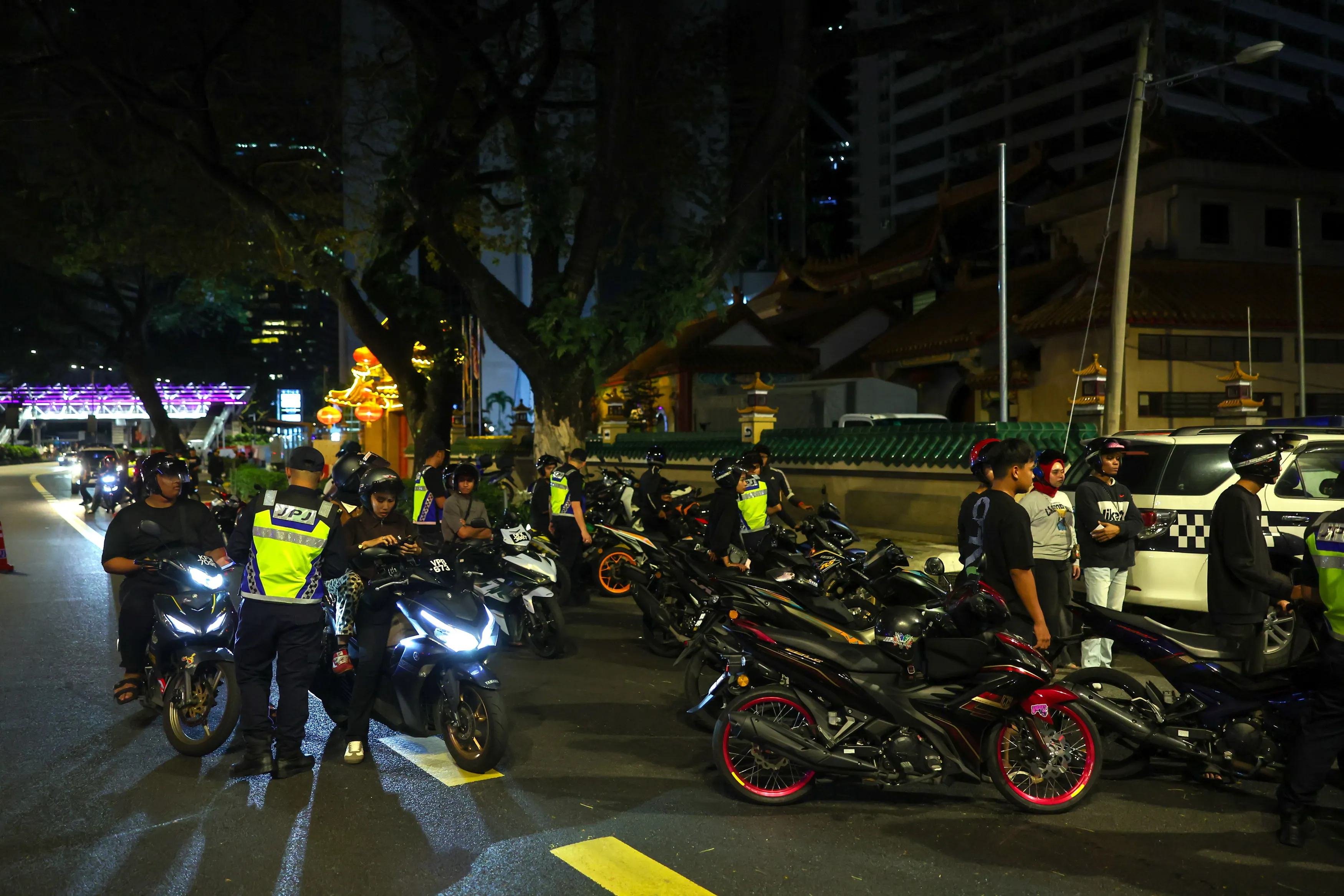 隆陆交局3地同步取缔  一夜扣65摩托.发811传票