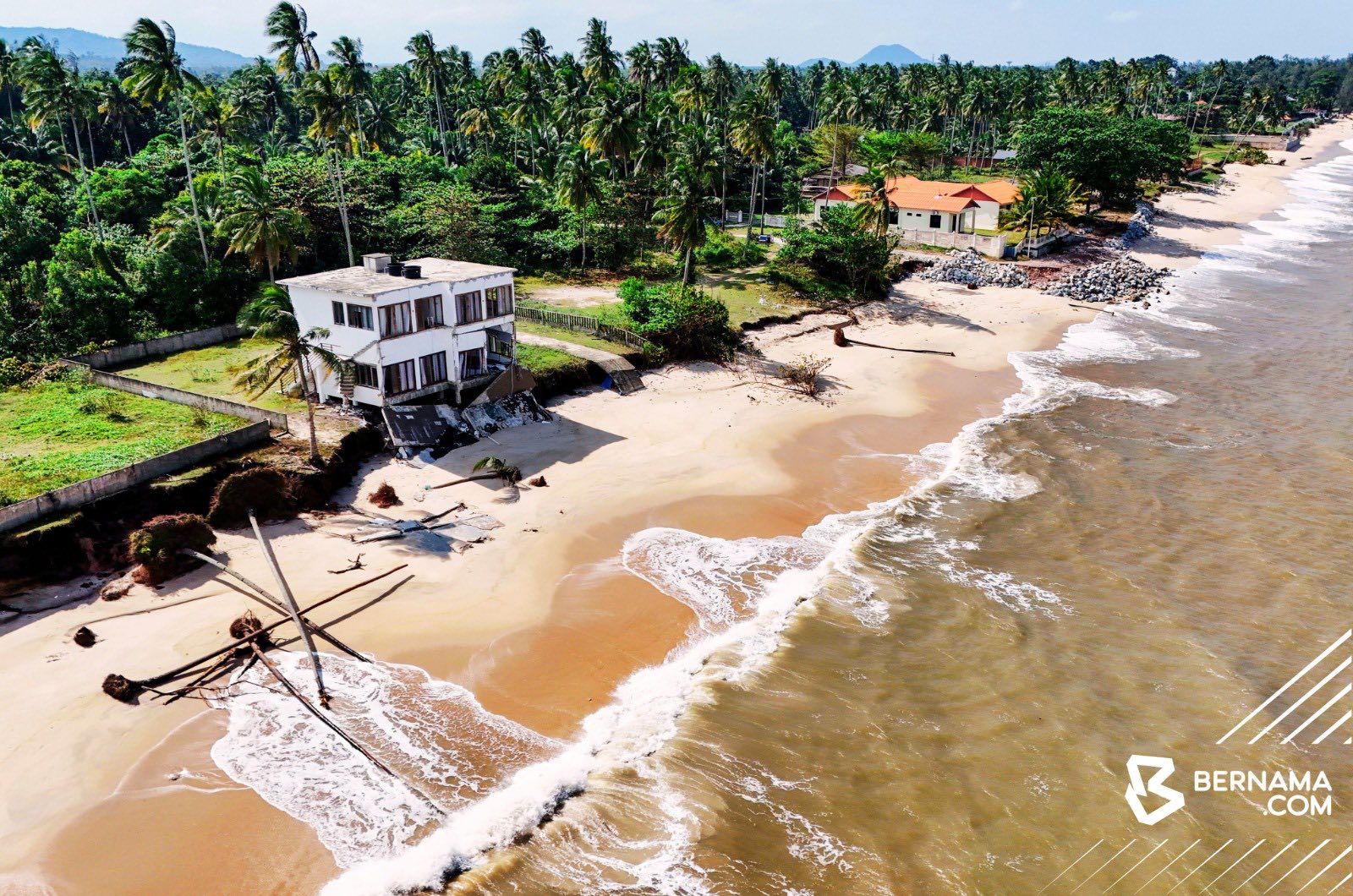 Banglo bernilai RM800,000 hampir roboh dipukul ombak besar, hakisan