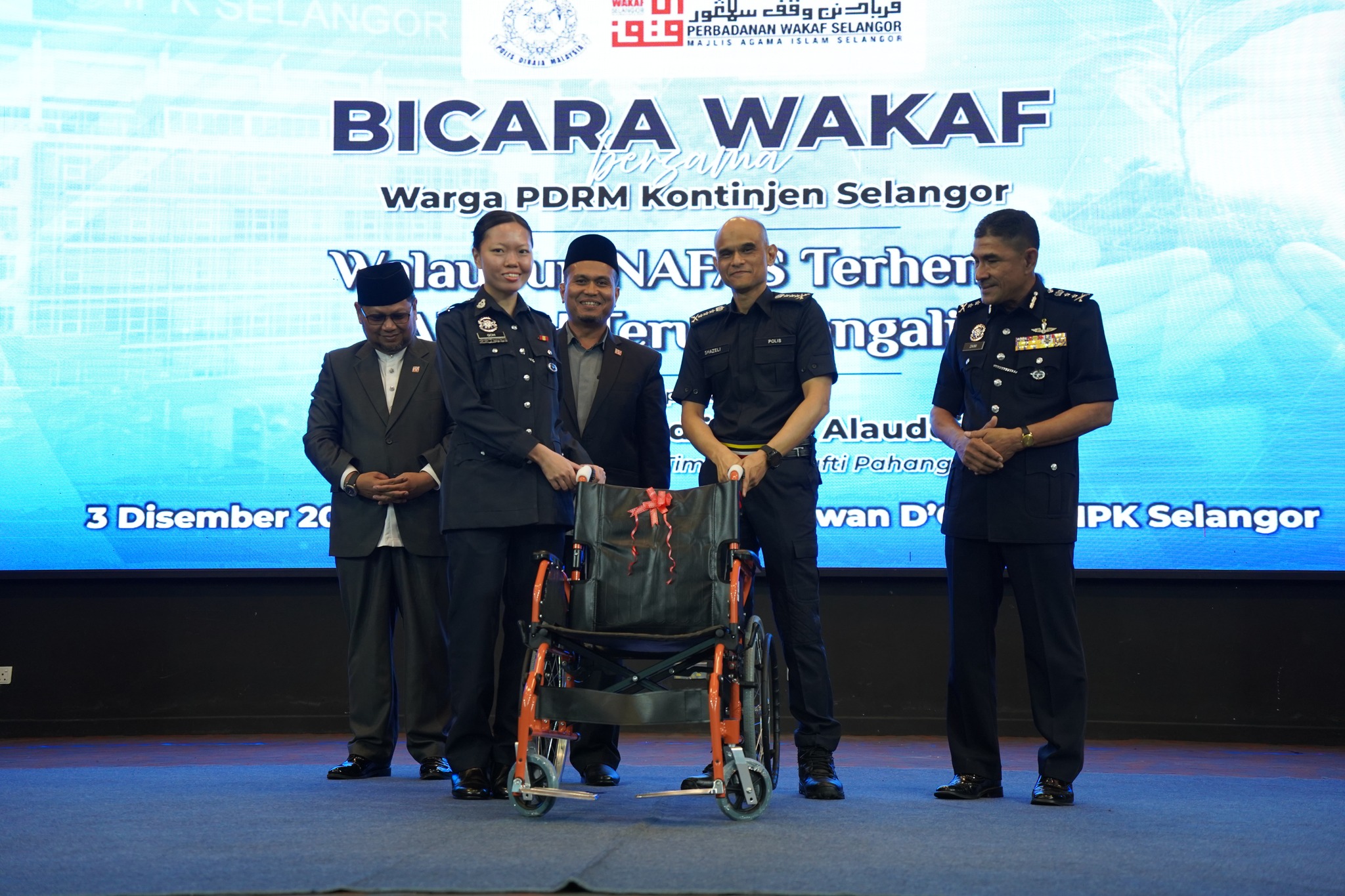 Perkukuh literasi wakaf, sumbang 100 kerusi roda kepada polis Selangor
