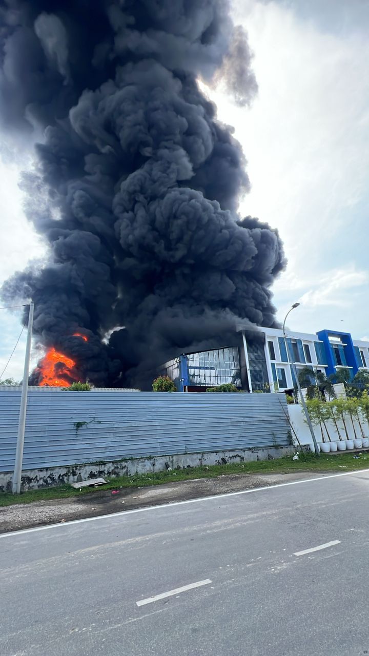 Kebakaran kilang plastik hampir padam, 80 peratus bangunan musnah