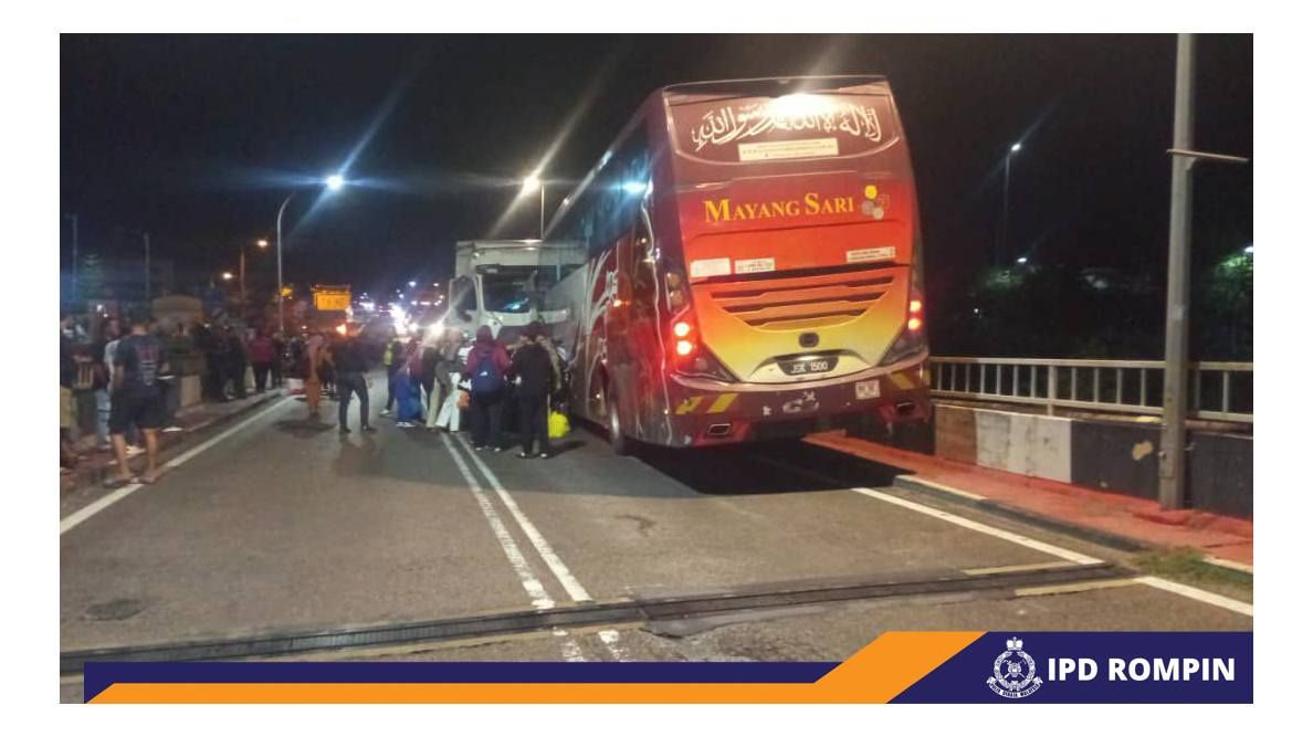 长巴失控迎面撞拖格罗里   幸30乘客无恙