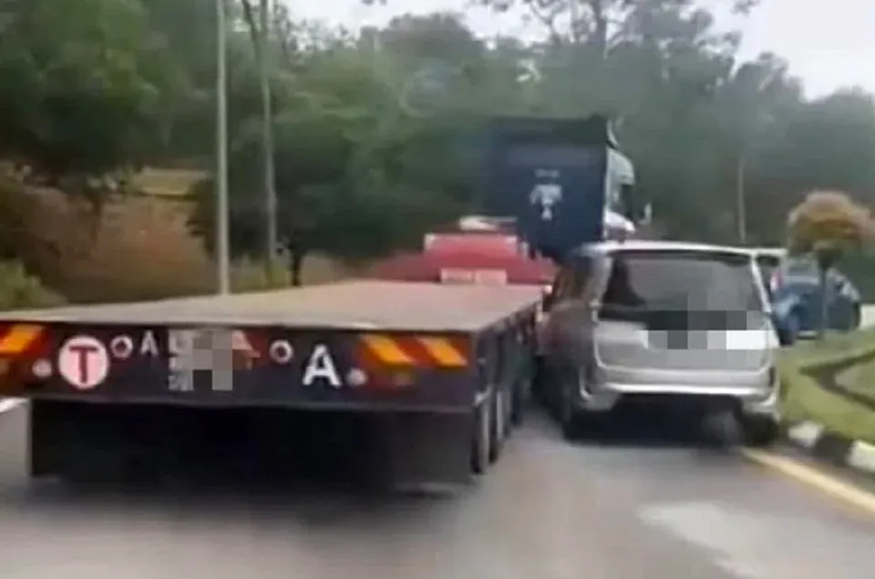 ஆயர் குரோ R&R பகுதியில், டிரெய்லர் மூன்று கார்களை மோதிய சம்பவம் குறித்து விசாரணை 