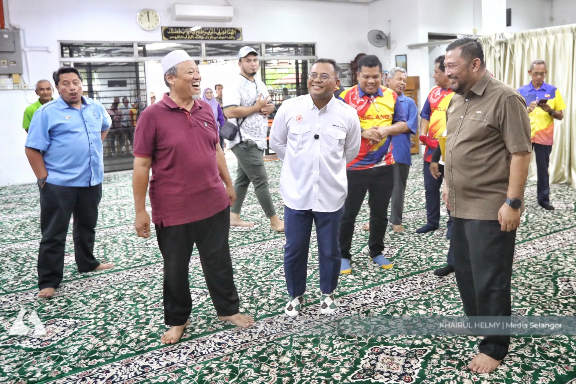 Surau era 1950-an Kampung Baru Batu Caves terima sumbangan karpet baharu