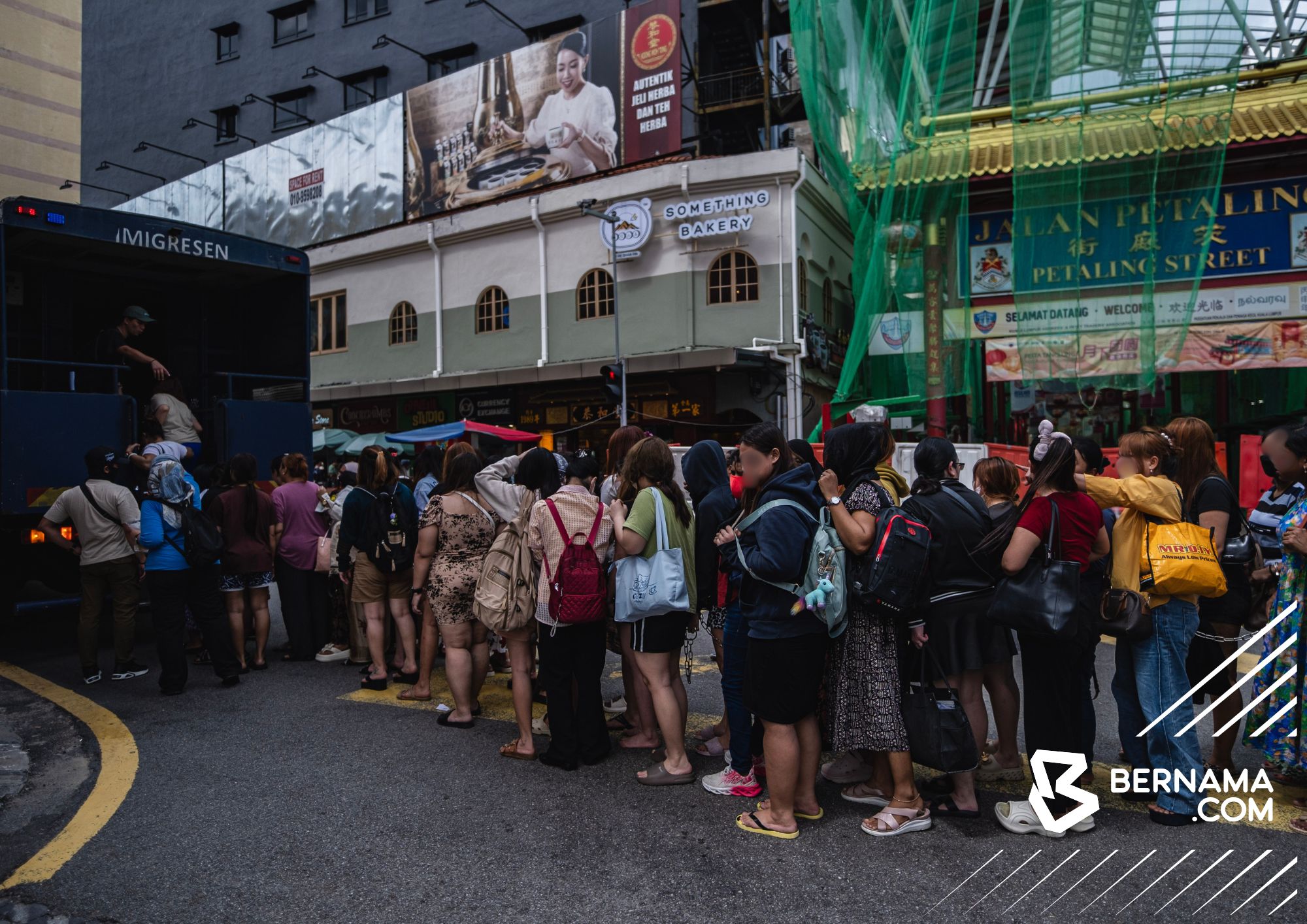 移民局突击首都卖淫热点 逮捕139外国人包括112女子
