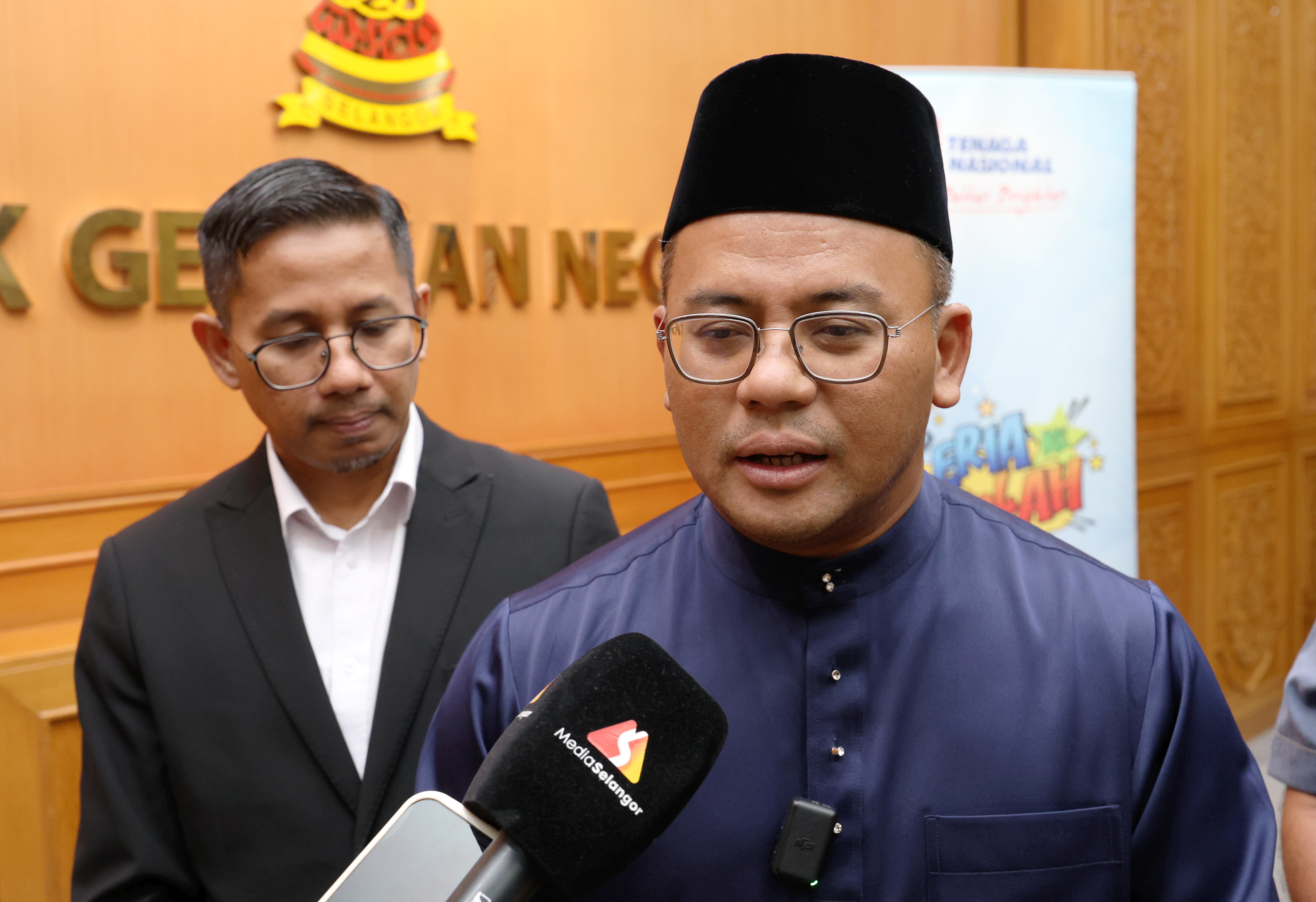 国能捐2万予鹅唛与双溪杜亚学生 阿米鲁丁:助家长减轻开学负担