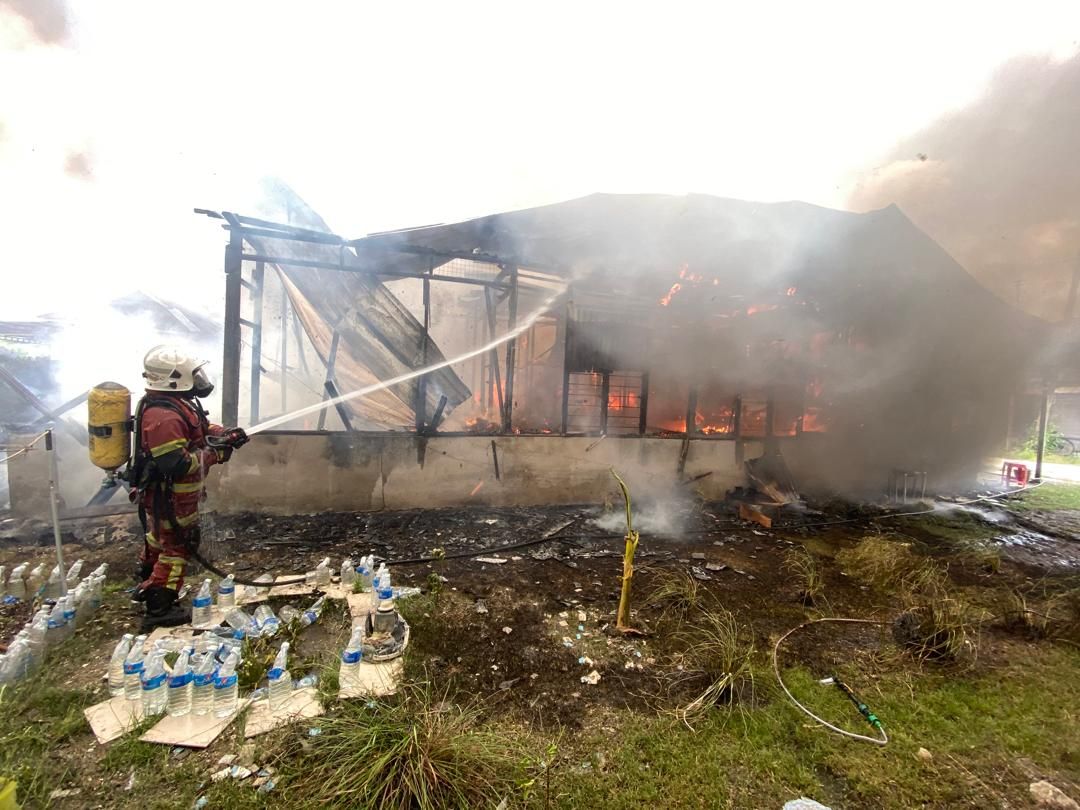 Empat rumah, bengkel dan tiga kenderaan musnah dijilat api di Klang