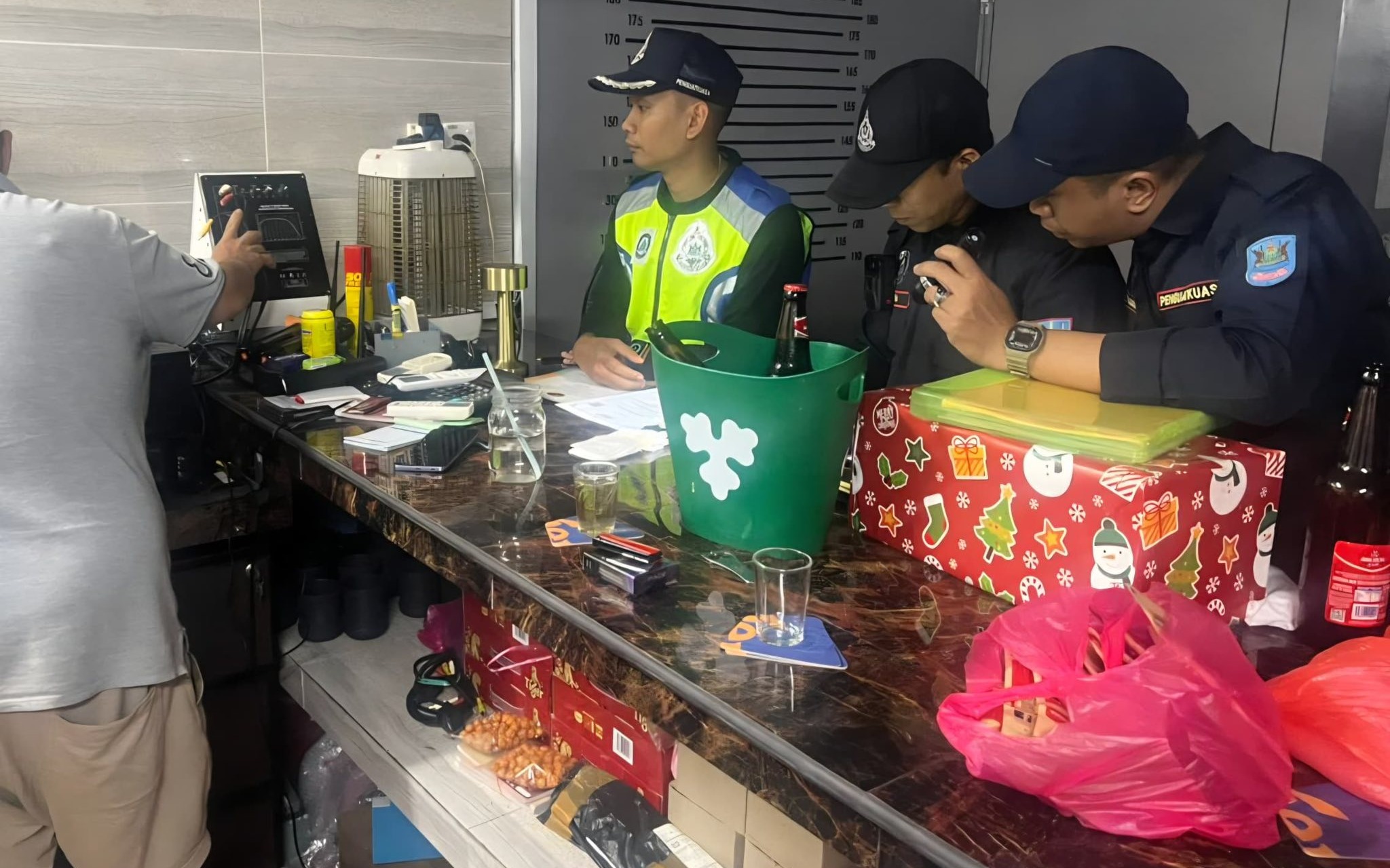 无营业执照开店  吉胆岛一娱乐场所被查封