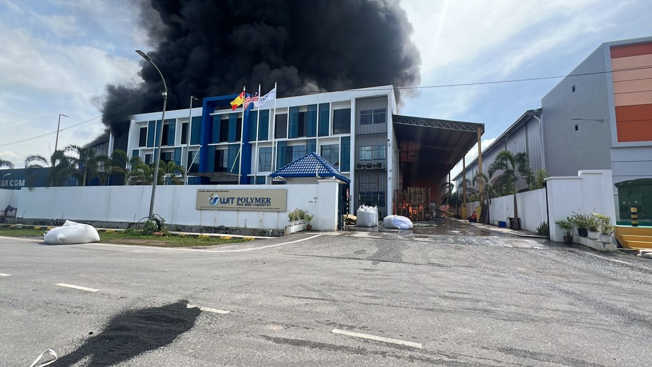 Kebakaran kilang plastik hampir padam, 80 peratus bangunan musnah