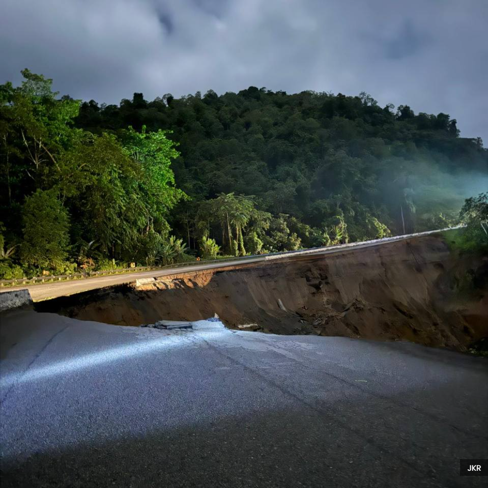 话望生-罗京路土崩区 置混凝土路障防通行