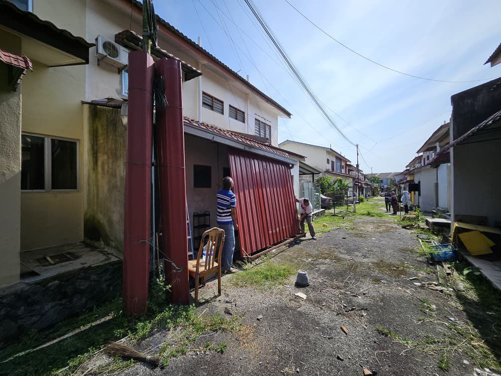 5民宅无视警告.非法扩建 加影市会上门拆除!