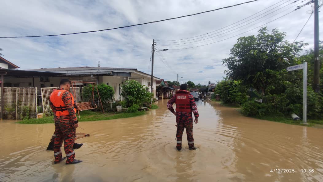 乌冷今晨强降雨引发水灾 警方暂封两大路保障安全