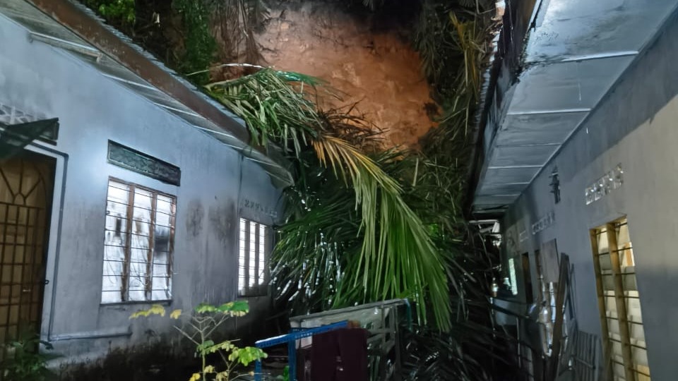 Hujan lebat, dua rumah terjejas tanah runtuh di Lembah Jaya Utara