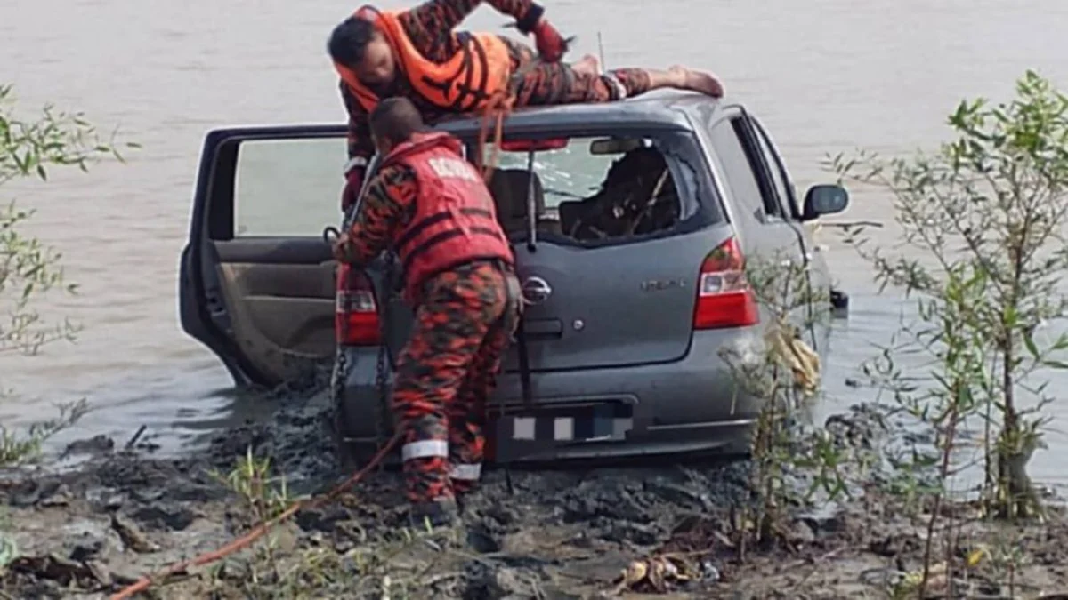 MPV terjunam ke Sungai Muar, wanita ditemui lemas