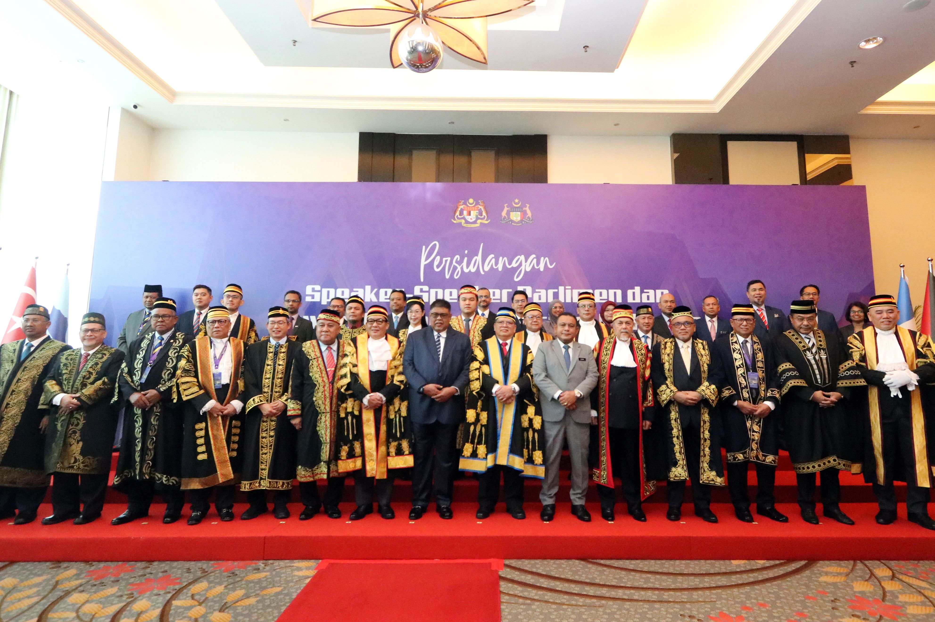 佐哈里：议长须行事公正中立