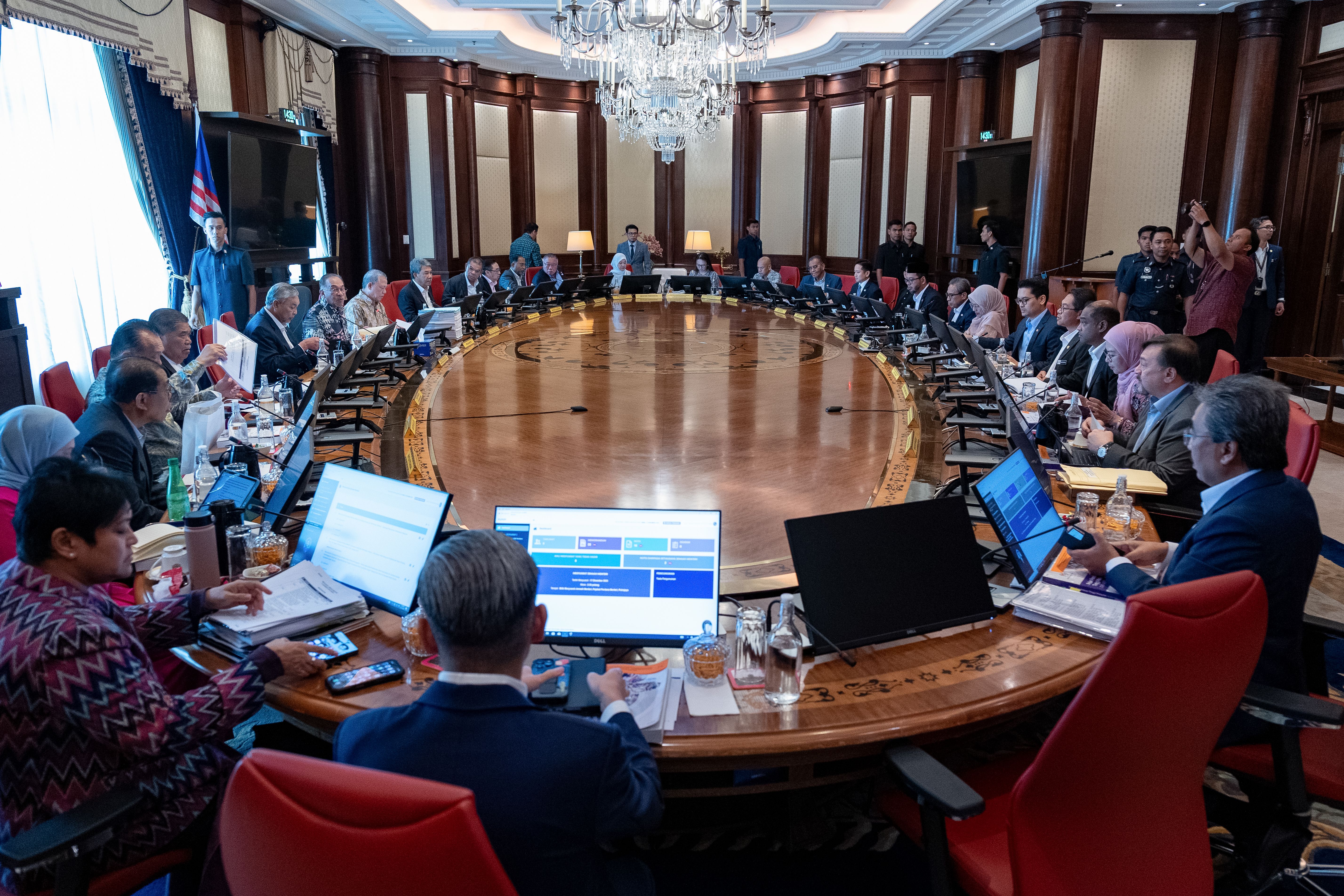 PM urges Cabinet for discipline, swift policy implementation