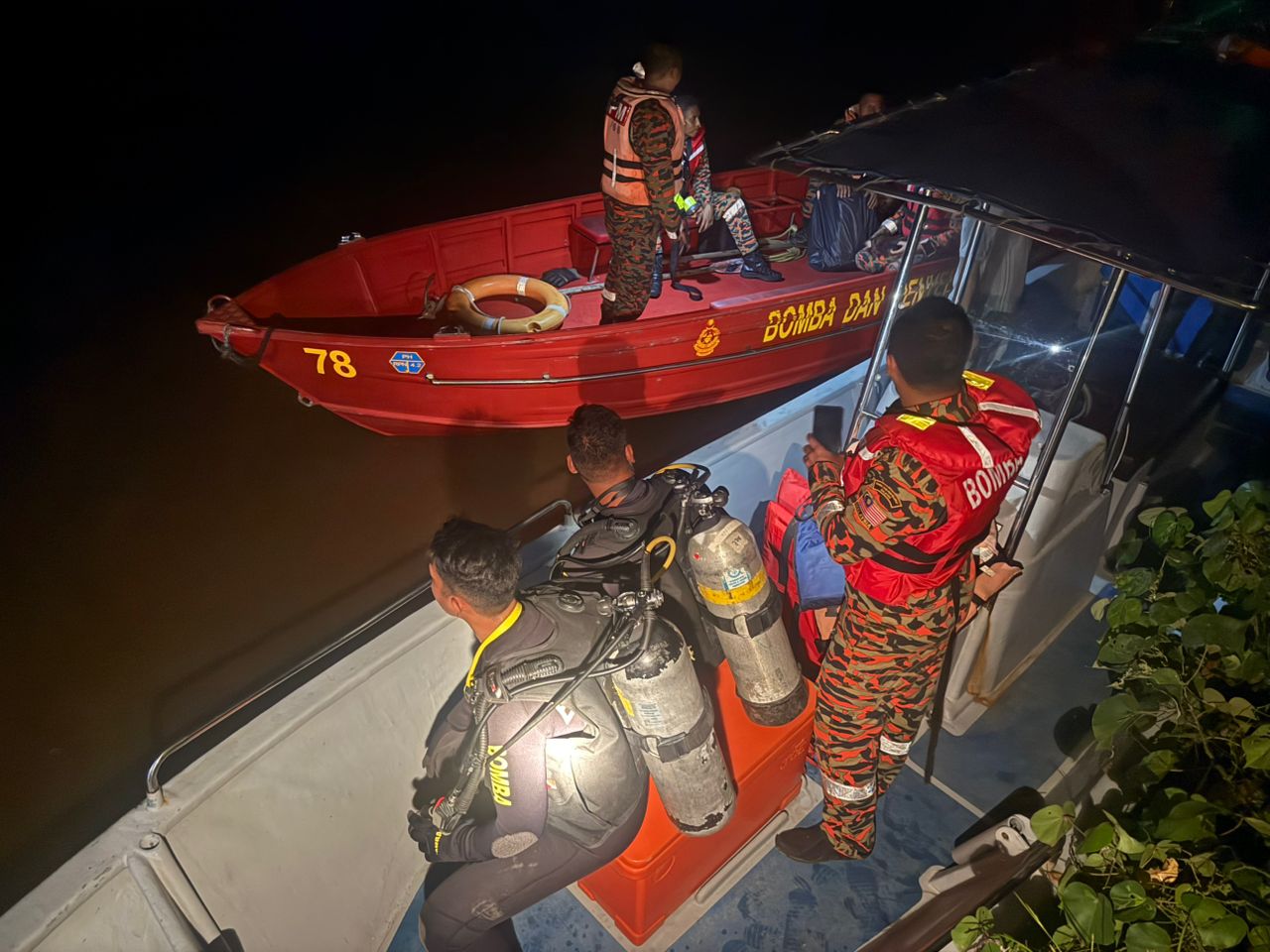 Suami isteri ditemukan maut dalam kereta terbabas di Sungai Rompin