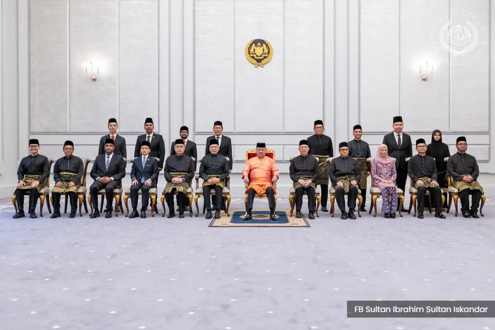 7名部长及8名副部长宣誓就职