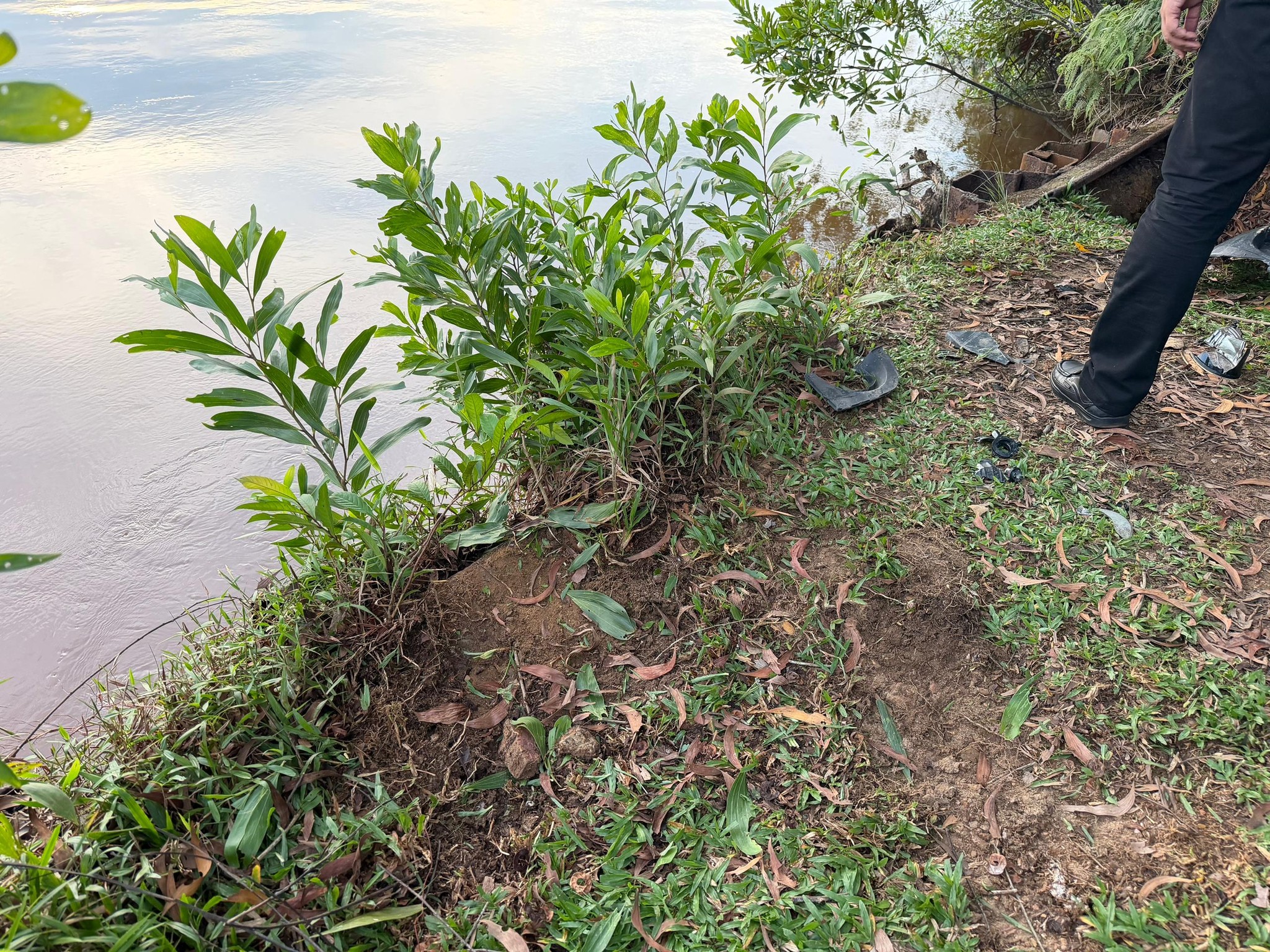 Suami isteri ditemukan maut dalam kereta terbabas di Sungai Rompin