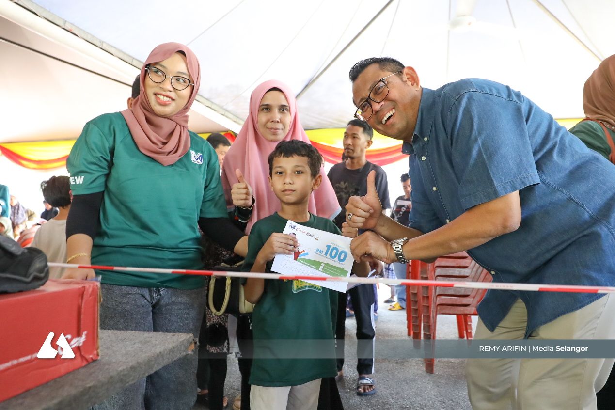 Bantuan sekolah DUN Taman Medan ringankan beban keluarga B40