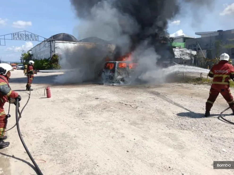 宋万庆路美食中心停车场失火 殃及Vellfire.BMV.2辆Camry