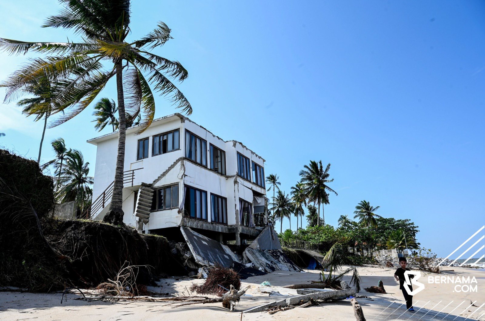 Banglo bernilai RM800,000 hampir roboh dipukul ombak besar, hakisan