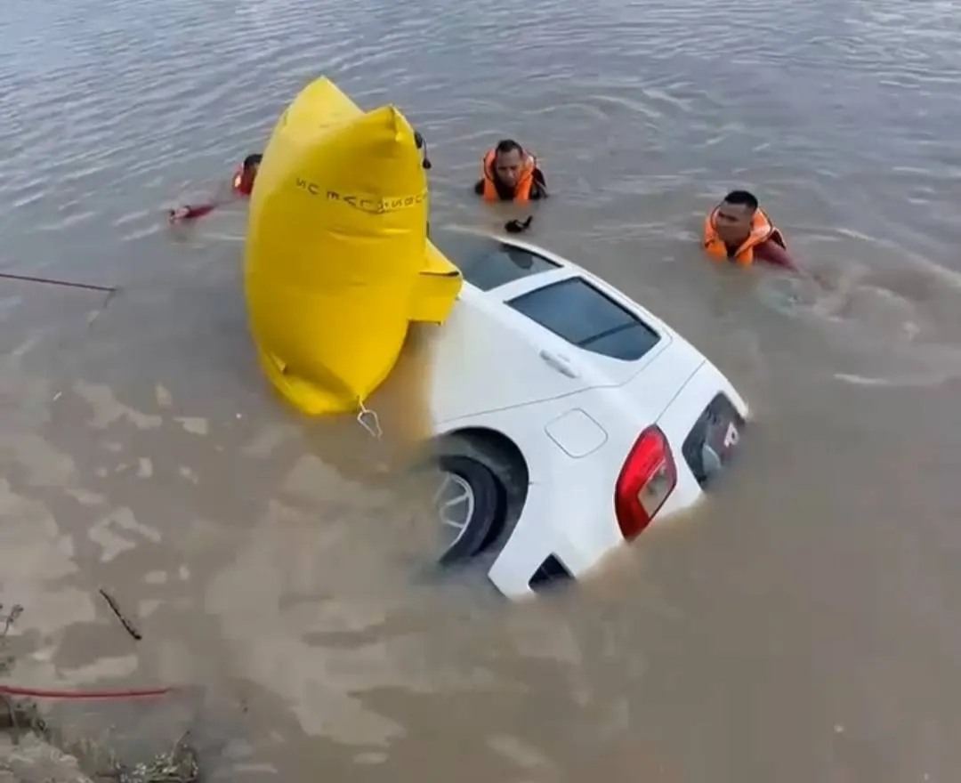 Kereta terbabas masuk sungai, pemandu ditemukan lemas