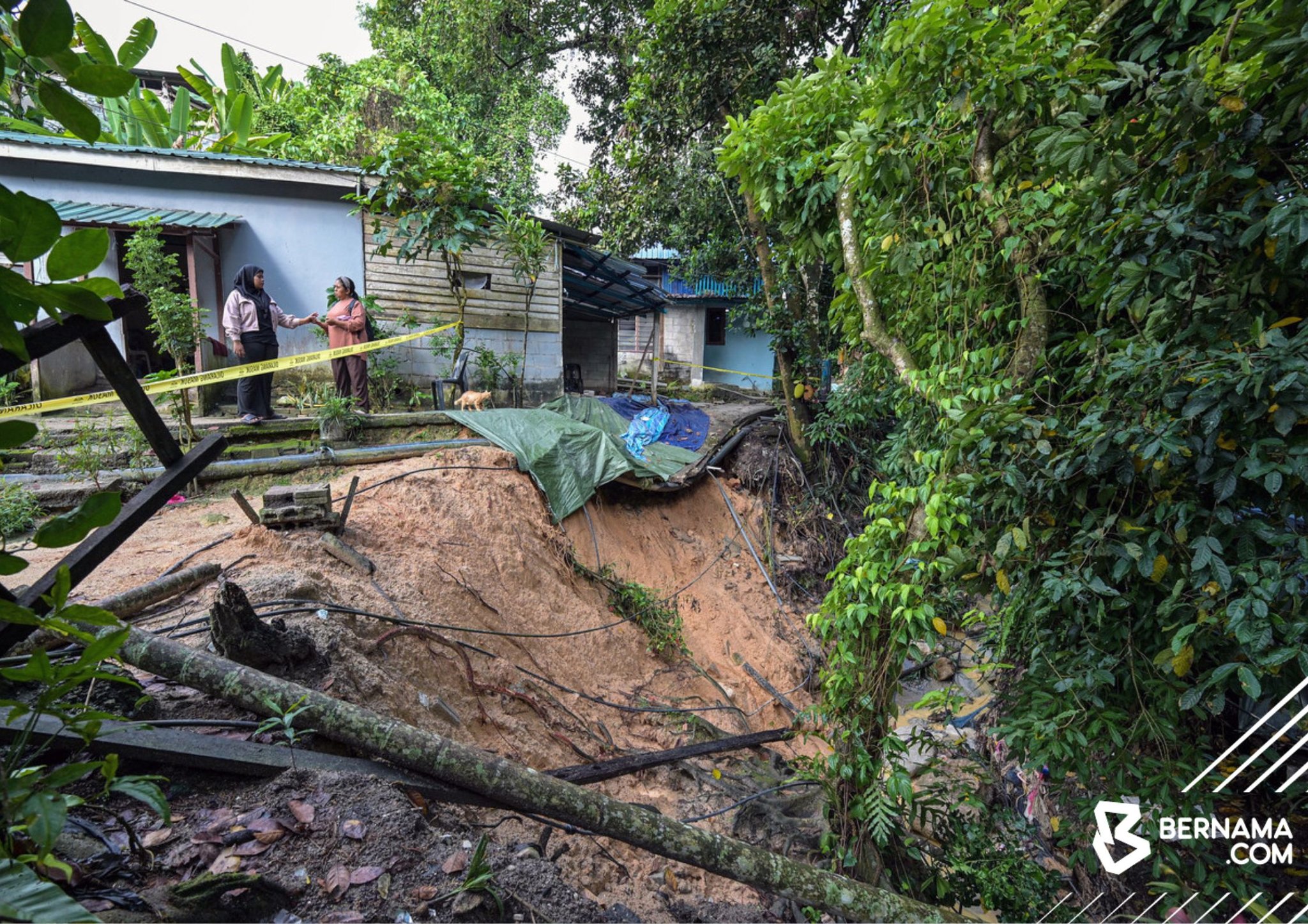 Tanah runtuh: 47 penduduk kampung Orang Asli berlindung di PPS
