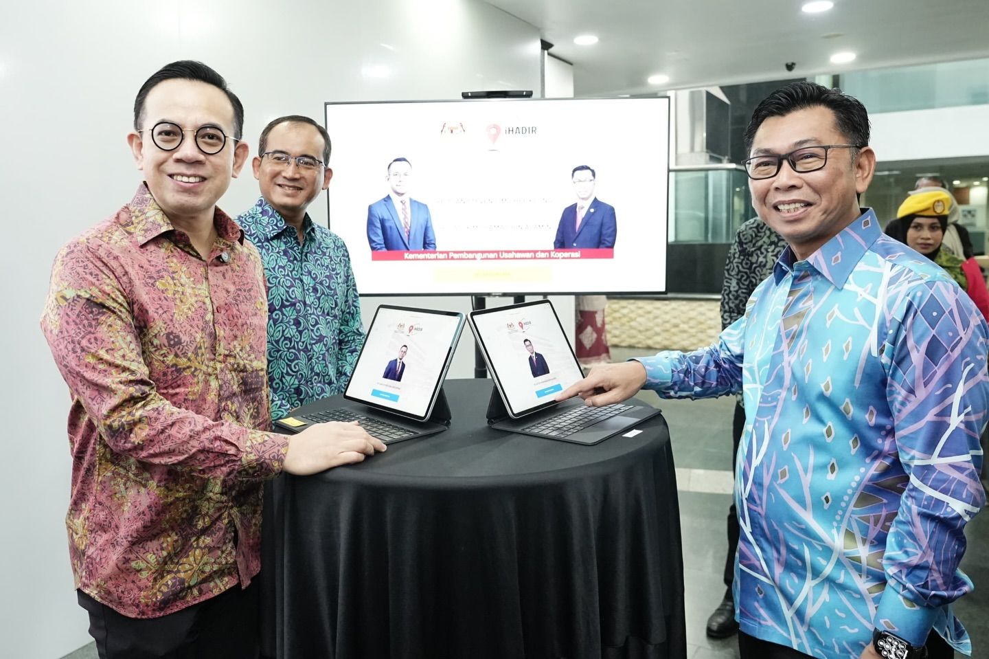 புதிய தொழில்முனைவோர் மேம்பாடு மற்றும் கூட்டுறவு அமைச்சர், மாண்புமிகு ஸ்டீவன் சிம் அதிகாரப்பூர்வமாகப் பணியைத் தொடங்கினார் 