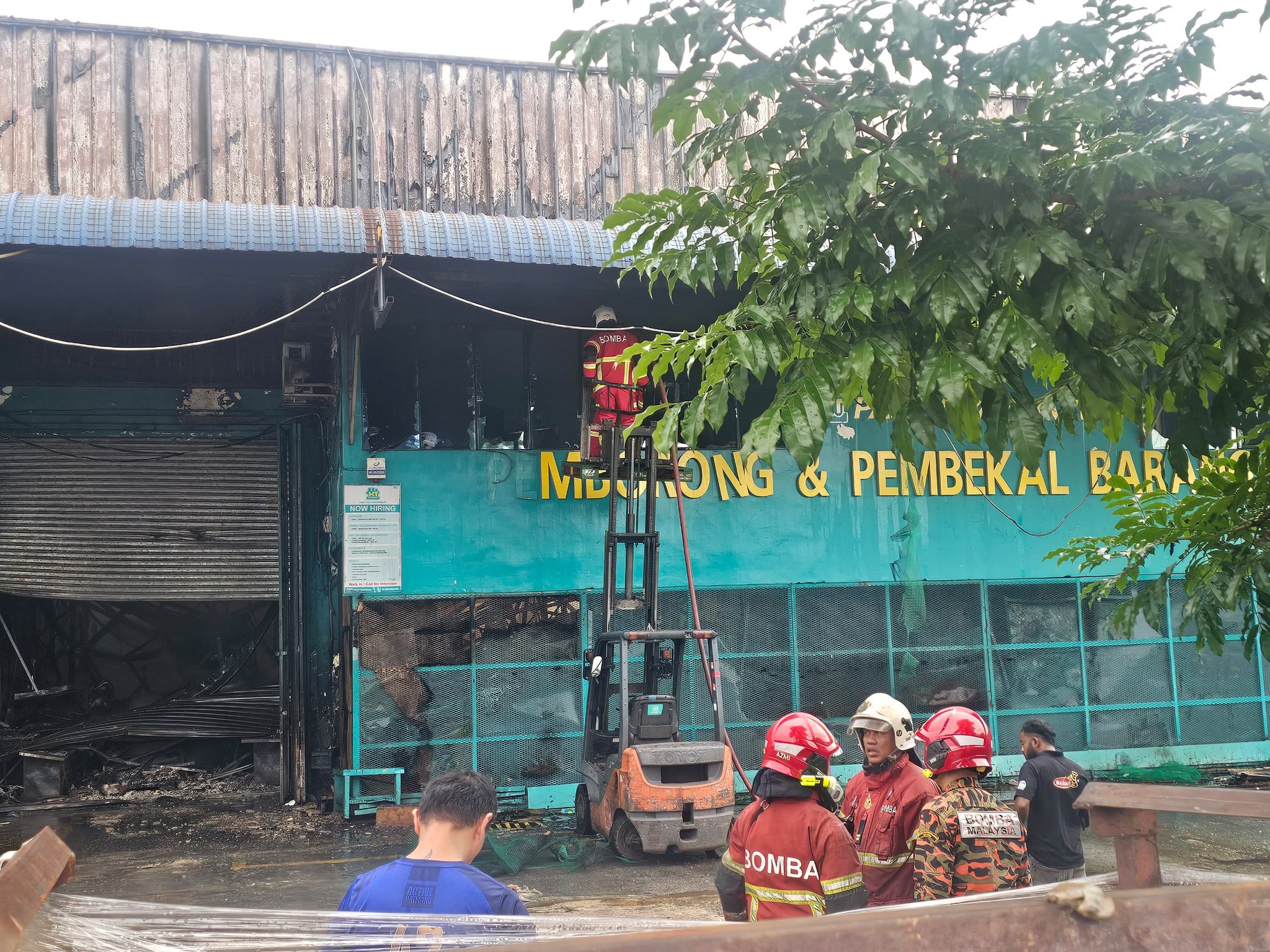 Anggota bomba cedera ketika padam kebakaran pasar raya