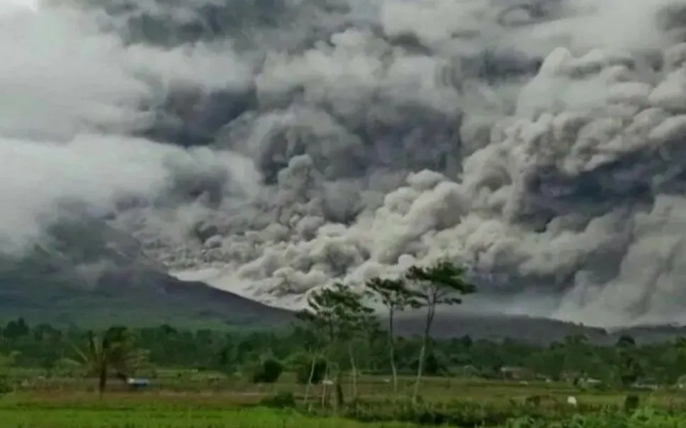 செமரு எரிமலை ஆறு முறை வெடித்ததில் 1,200 மீட்டர் உயரத்திற்கு புகை மூட்டம்