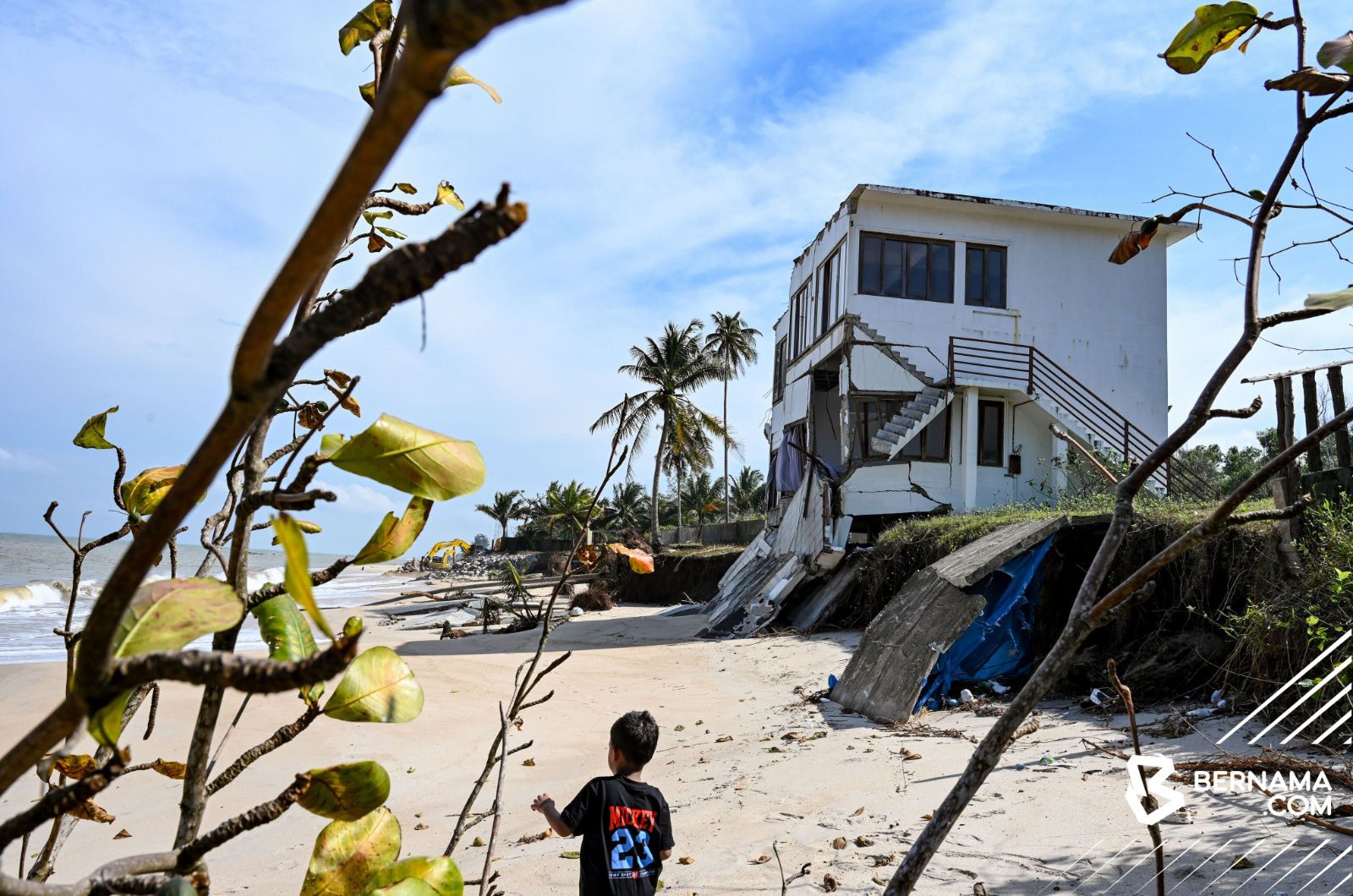 Banglo bernilai RM800,000 hampir roboh dipukul ombak besar, hakisan