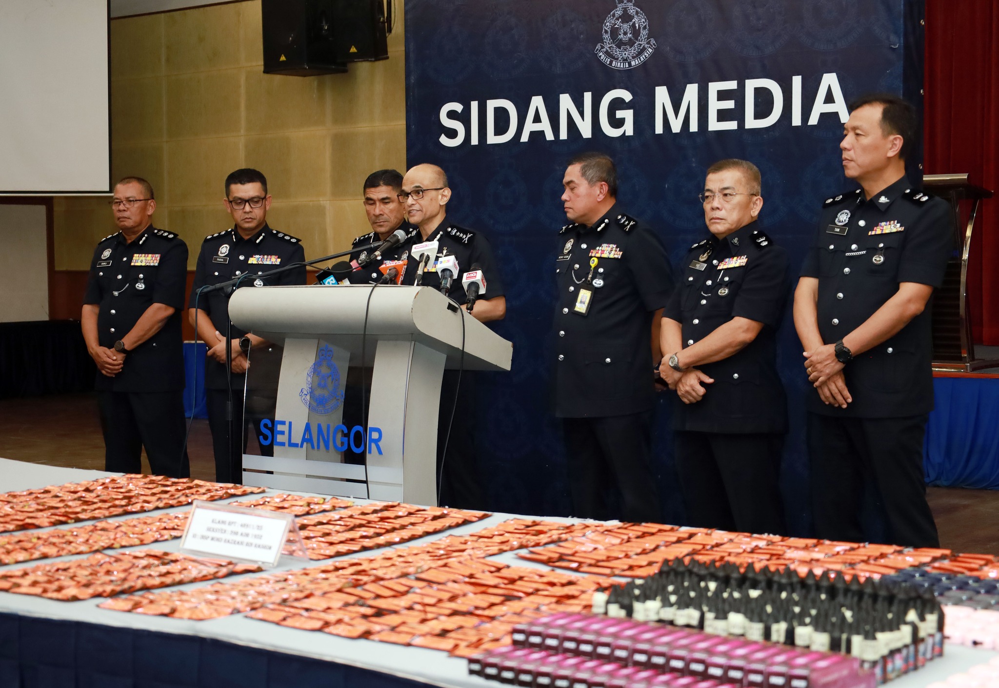 警方捣破含毒电子烟液勾当 起获市值304万烟液及烟弹