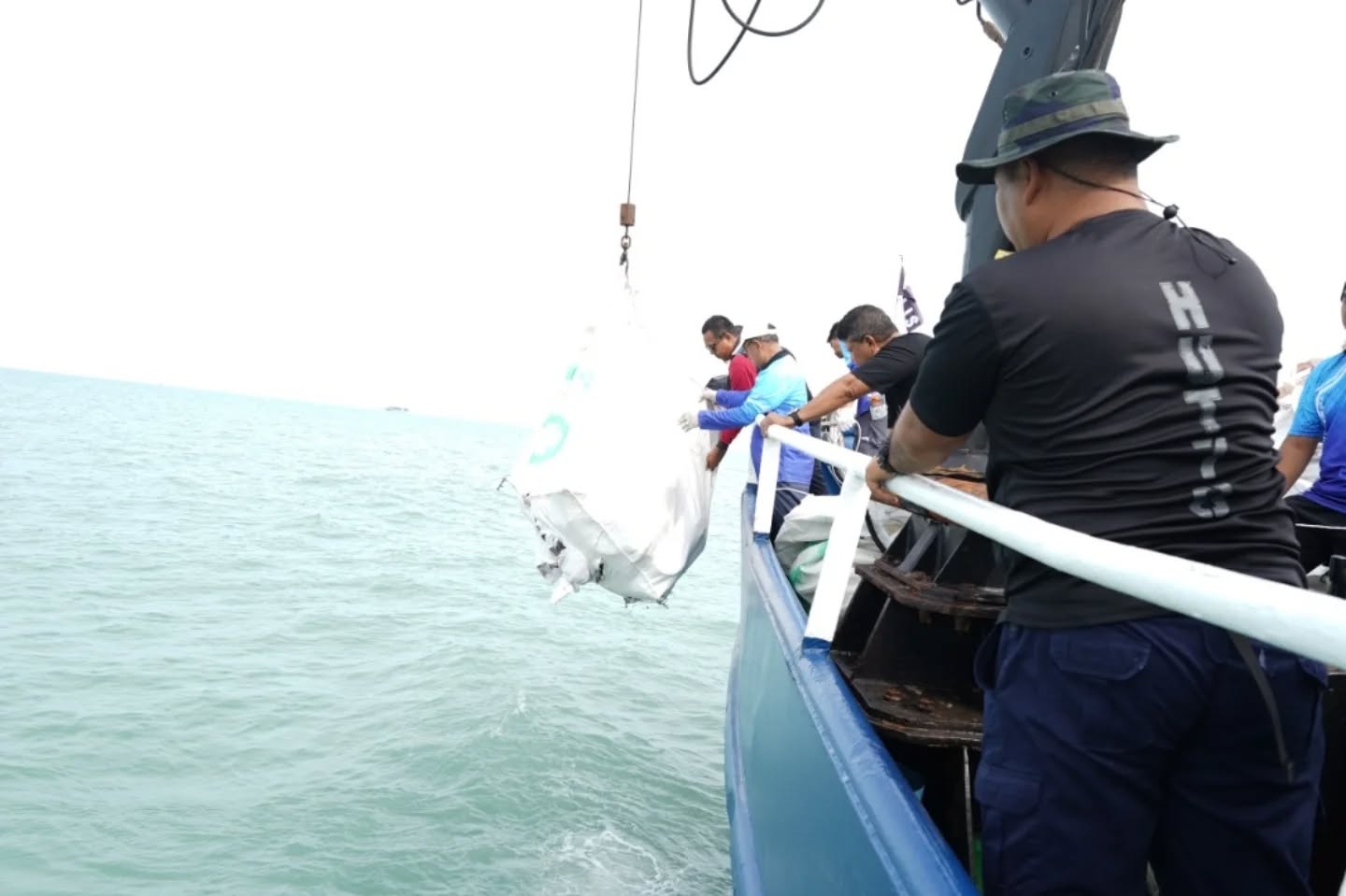 Jais lepaskan 30 tan abu al-Quran di perairan Pelabuhan Klang