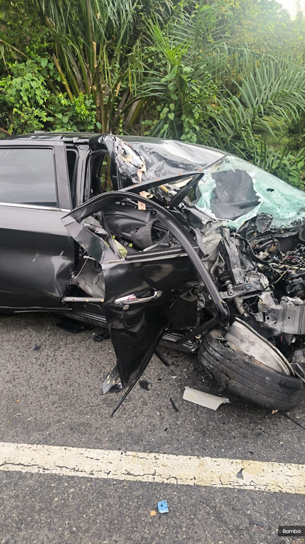 迈微与罗里相撞 60岁妇女夹困车内死亡