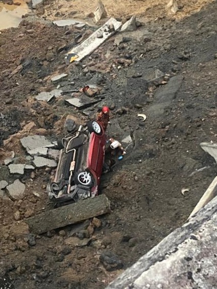 Pemandu cedera kereta terjunam dalam gaung akibat tanah runtuh