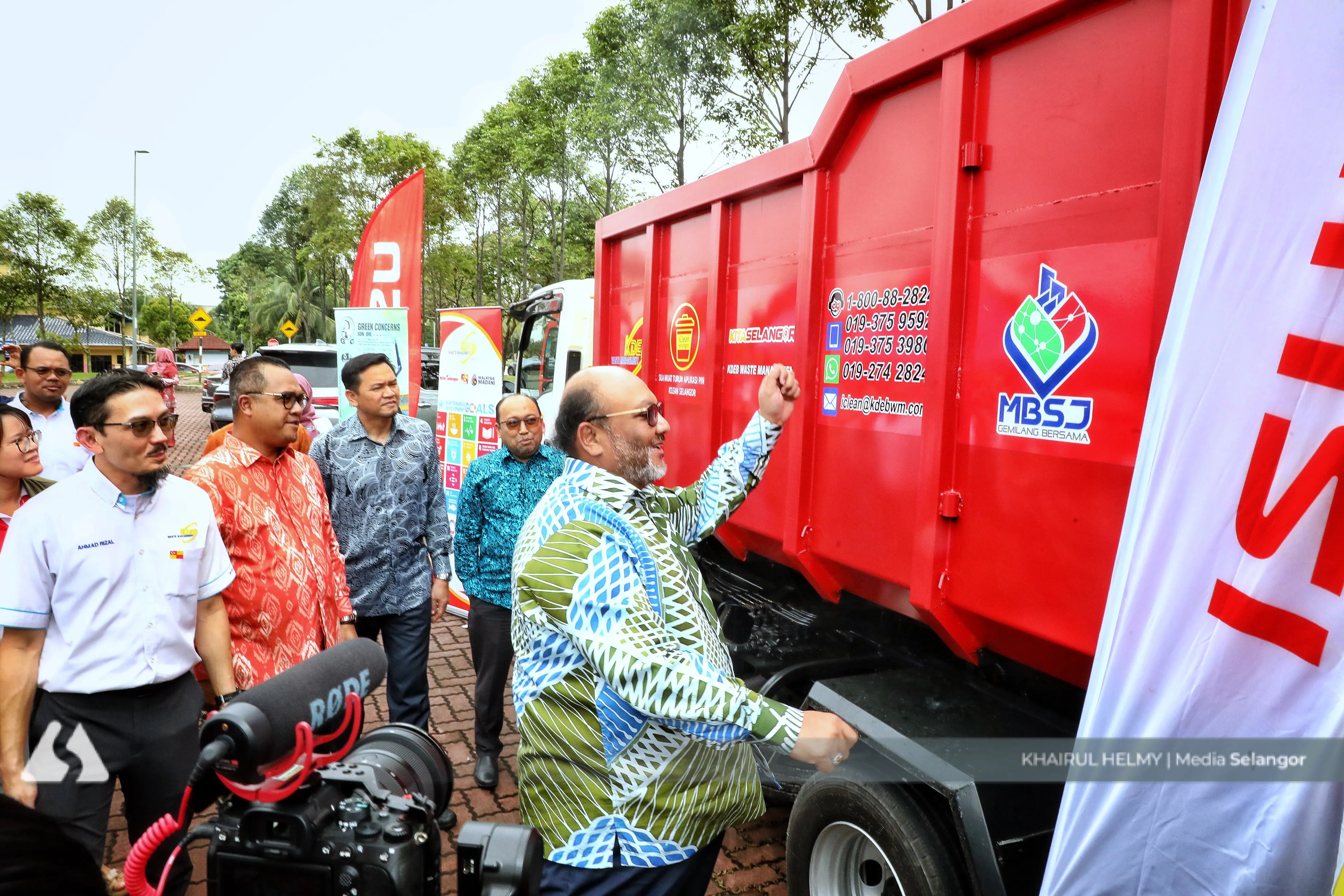 梳邦再也市厅耗8290万加强服务  77压缩车94滚装车上场收垃圾