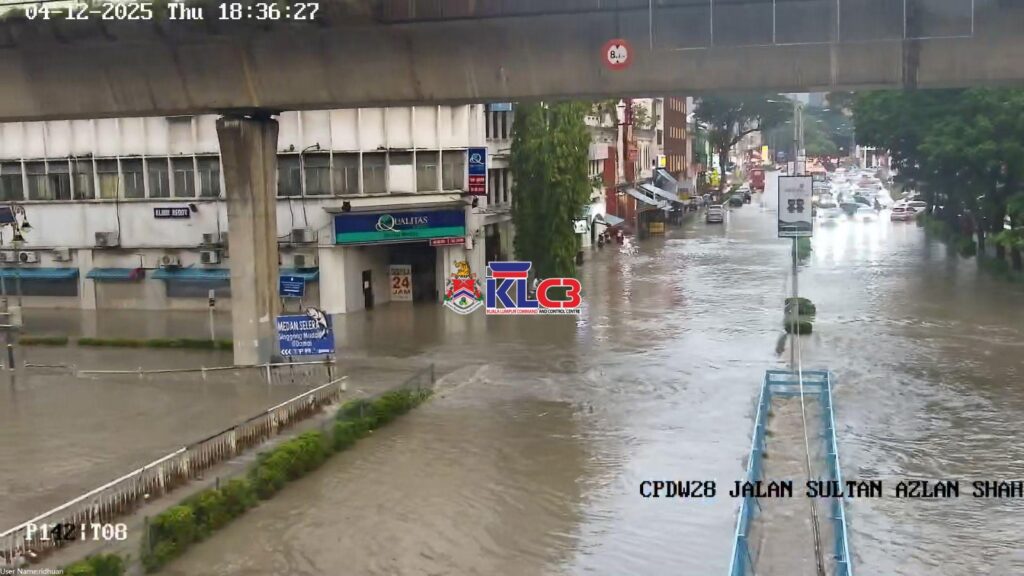 உலு லங்காட்டில் மேலும் இரண்டு PPS திறக்கப்பட்டன, இரண்டு மாநில ஆறுகள் ஆபத்து நிலையைத் தாண்டின.