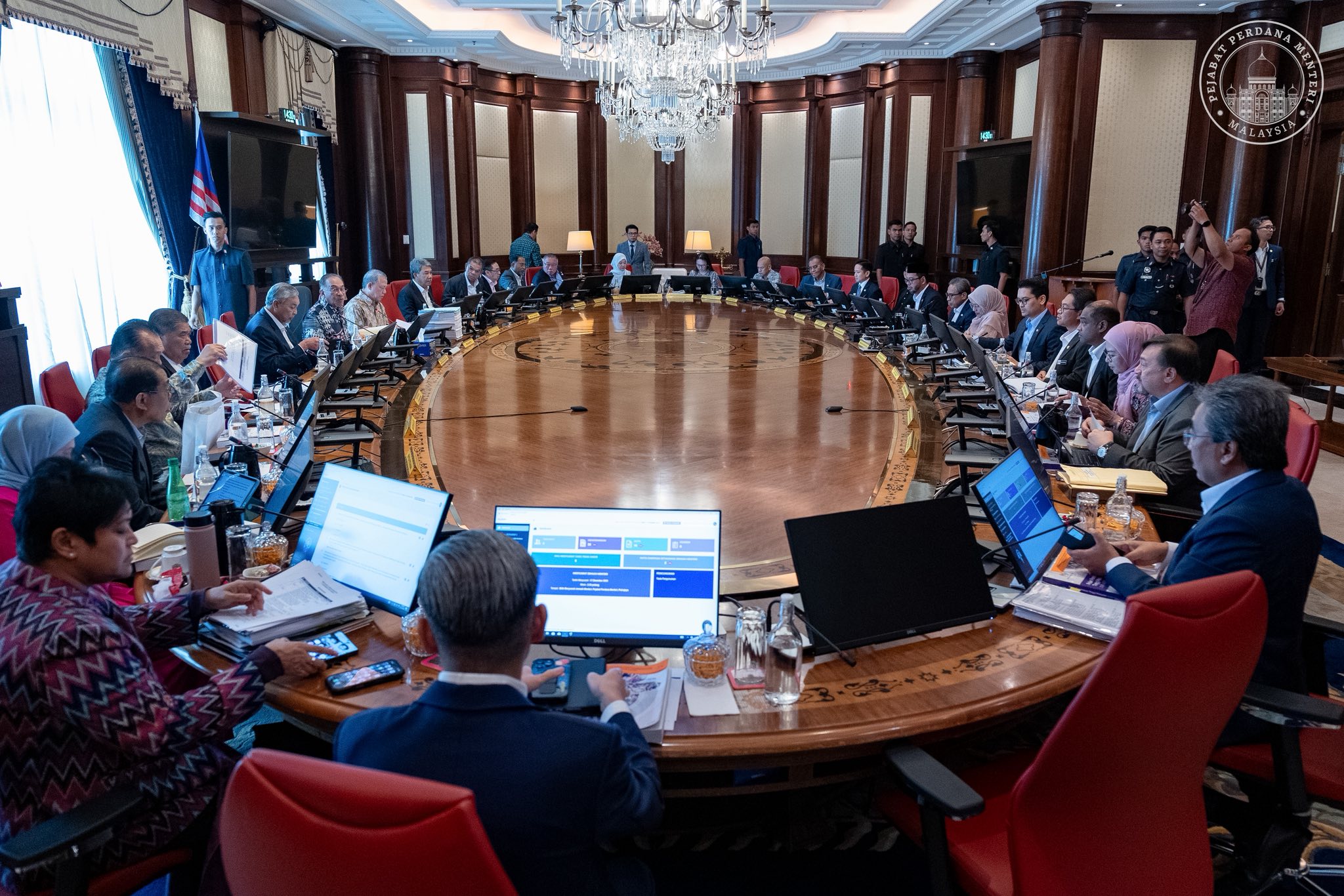 PM: Anwar mahu anggota kabinet khidmat dengan rendah hati, bergerak pantas