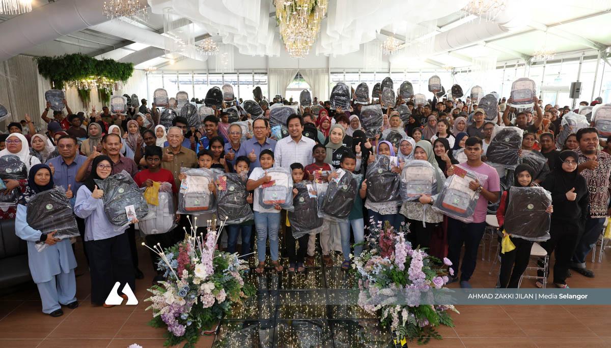 கோத்தா அங்கேரிக் மாணவர்களுக்கு யாயாசான் எம். பி. ஐ, கோஸ்மா பள்ளி உதவி