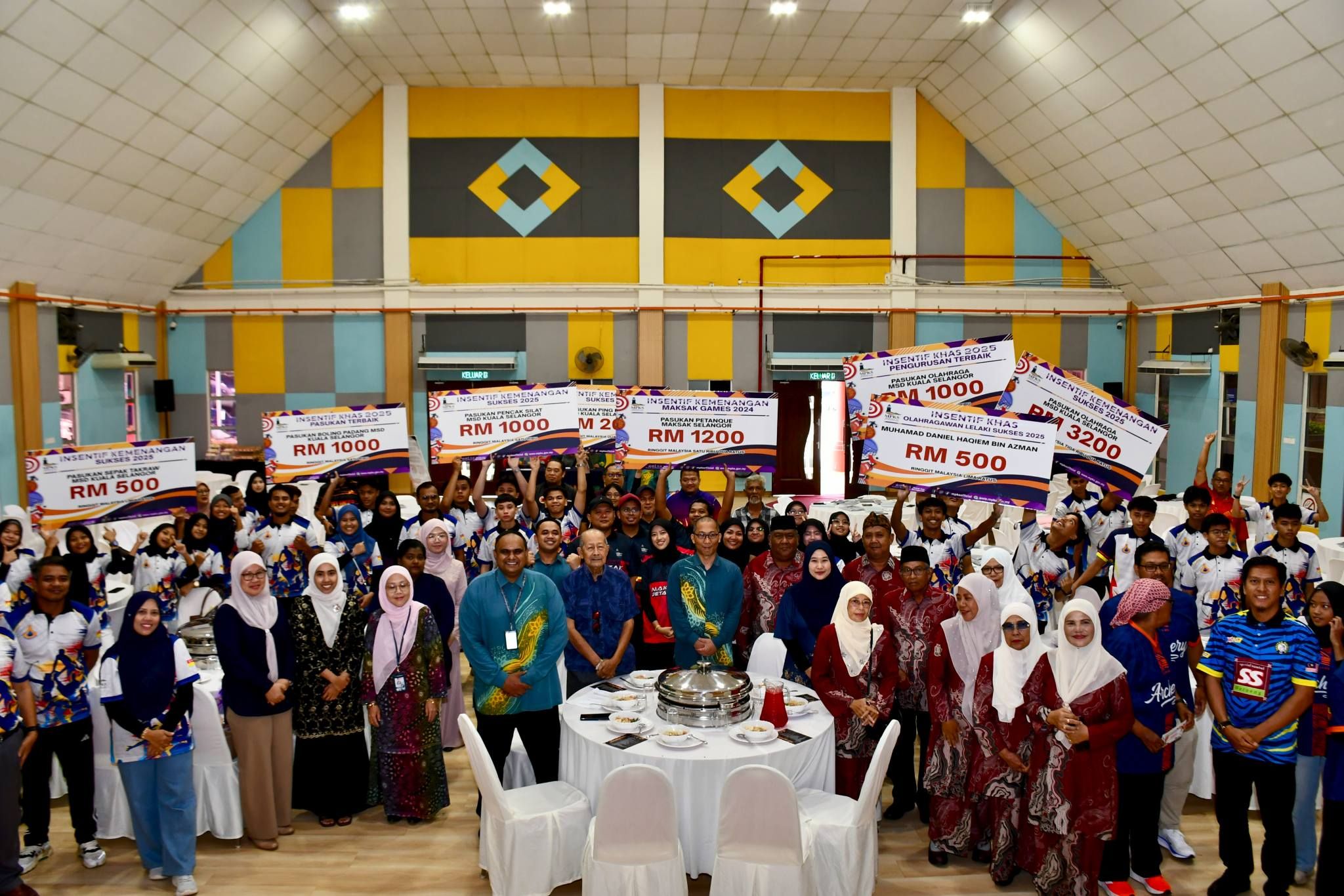 感谢运动员卓越表现  瓜雪市会向县区运动员颁发奖励