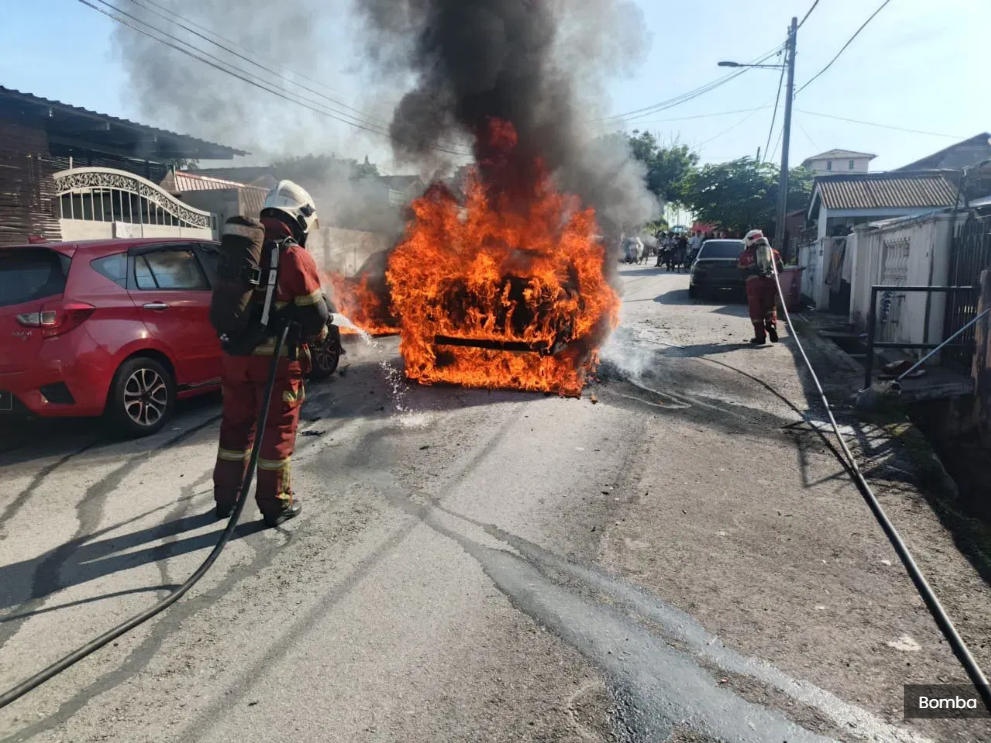 灵市3车今早失火 其中一车全烧毁