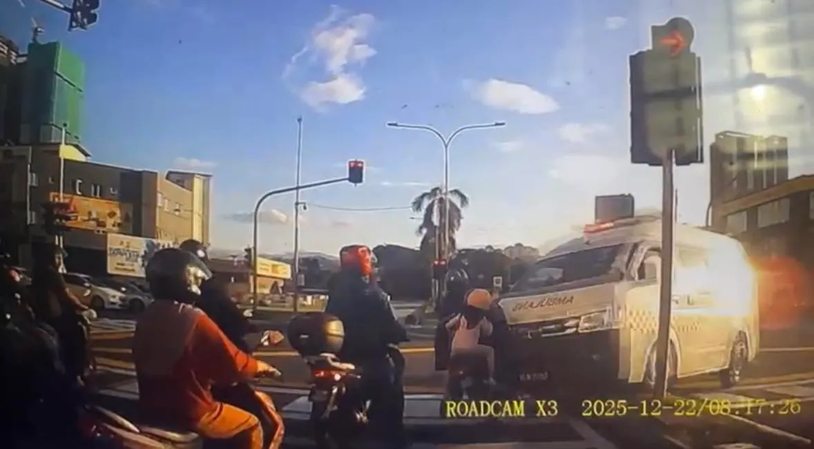 Kanak-kanak sembilan tahun antara lapan cedera dalam kemalangan dengan ambulans