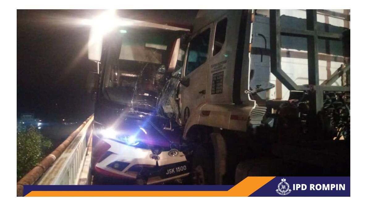 Bas ekspres bertembung treler di Rompin, 30 penumpang selamat